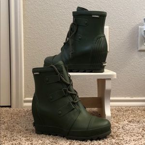Green waterproof rubber wedge sorel boots